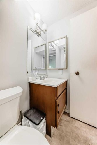 6840 4 Avenue Ne, Calgary, AB - Indoor Photo Showing Bathroom