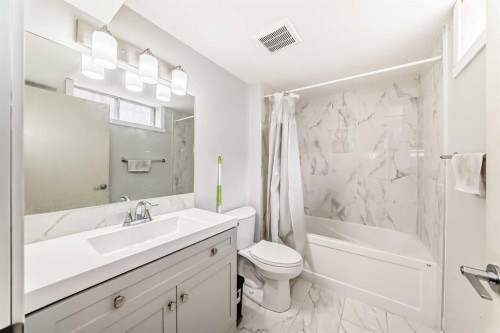 6840 4 Avenue Ne, Calgary, AB - Indoor Photo Showing Bathroom