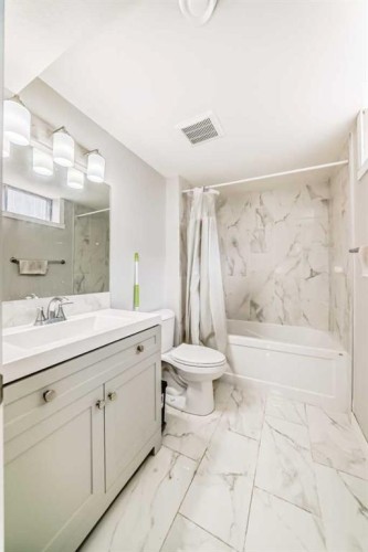 6840 4 Avenue Ne, Calgary, AB - Indoor Photo Showing Bathroom