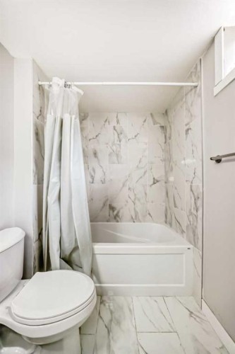 6840 4 Avenue Ne, Calgary, AB - Indoor Photo Showing Bathroom