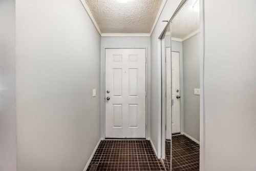 6840 4 Avenue Ne, Calgary, AB - Indoor Photo Showing Other Room
