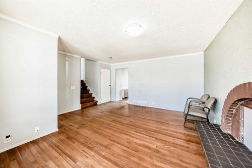 6840 4 Avenue Ne, Calgary, AB - Indoor Photo Showing Other Room