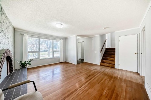 6840 4 Avenue Ne, Calgary, AB - Indoor Photo Showing Other Room