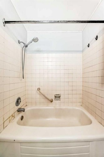 6840 4 Avenue Ne, Calgary, AB - Indoor Photo Showing Bathroom