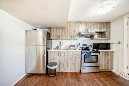 6840 4 Avenue Ne, Calgary, AB - Indoor Photo Showing Kitchen