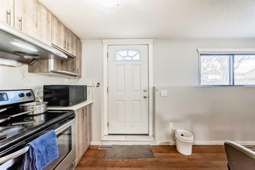 6840 4 Avenue Ne, Calgary, AB - Indoor Photo Showing Kitchen
