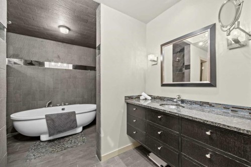 1937 28 Avenue Sw, Calgary, AB - Indoor Photo Showing Bathroom