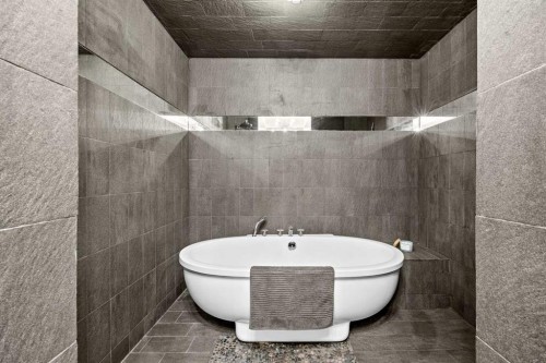 1937 28 Avenue Sw, Calgary, AB - Indoor Photo Showing Bathroom