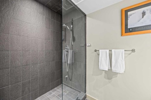 1937 28 Avenue Sw, Calgary, AB - Indoor Photo Showing Bathroom