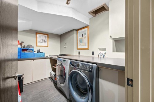 1937 28 Avenue Sw, Calgary, AB - Indoor Photo Showing Laundry Room