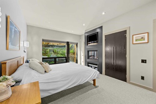 1937 28 Avenue Sw, Calgary, AB - Indoor Photo Showing Bedroom