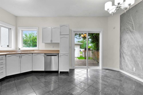 7097 Laguna Way Ne, Calgary, AB - Indoor Photo Showing Kitchen