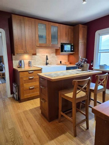 1536 23 Avenue Nw, Calgary, AB - Indoor Photo Showing Kitchen
