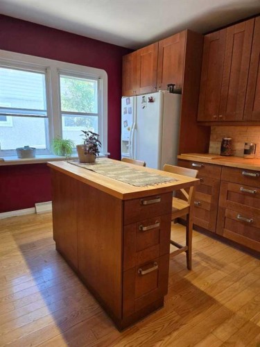 1536 23 Avenue Nw, Calgary, AB - Indoor Photo Showing Kitchen