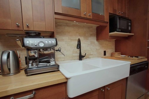 1536 23 Avenue Nw, Calgary, AB - Indoor Photo Showing Kitchen With Double Sink