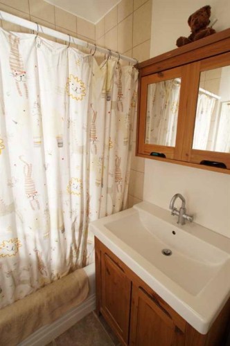 1536 23 Avenue Nw, Calgary, AB - Indoor Photo Showing Bathroom