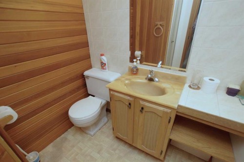 1536 23 Avenue Nw, Calgary, AB - Indoor Photo Showing Bathroom