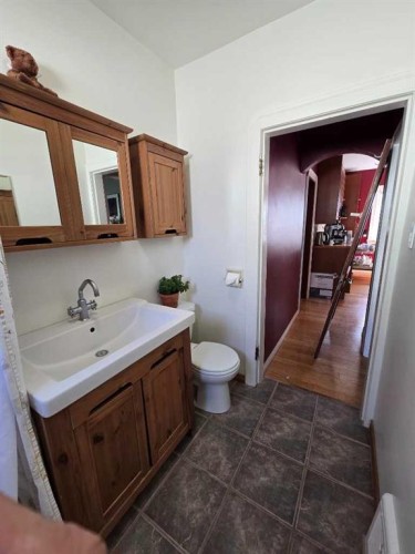 1536 23 Avenue Nw, Calgary, AB - Indoor Photo Showing Bathroom