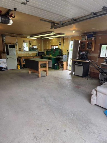 1536 23 Avenue Nw, Calgary, AB - Indoor Photo Showing Garage