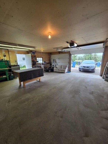 1536 23 Avenue Nw, Calgary, AB - Indoor Photo Showing Garage
