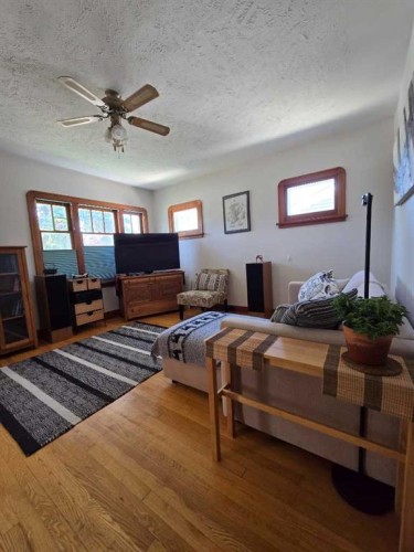 1536 23 Avenue Nw, Calgary, AB - Indoor Photo Showing Bedroom