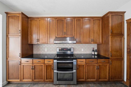 204 Eversyde Mews Sw, Calgary, AB - Indoor Photo Showing Kitchen
