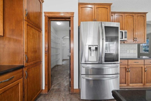204 Eversyde Mews Sw, Calgary, AB - Indoor Photo Showing Kitchen