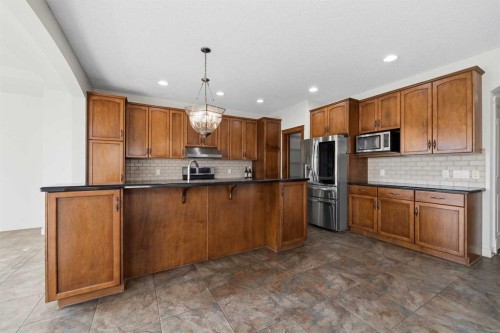 204 Eversyde Mews Sw, Calgary, AB - Indoor Photo Showing Kitchen