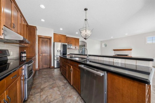 204 Eversyde Mews Sw, Calgary, AB - Indoor Photo Showing Kitchen