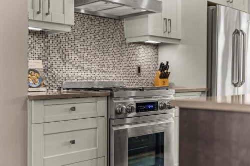 418 Riva Heights, Canmore, AB - Indoor Photo Showing Kitchen