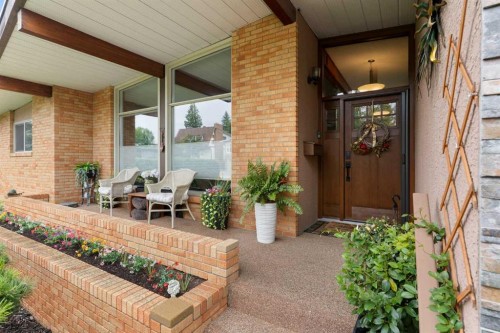 43 Cromwell Avenue Nw, Calgary, AB 