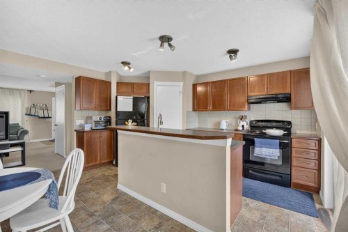 437 Tuscany Drive Nw, Calgary, AB - Indoor Photo Showing Kitchen