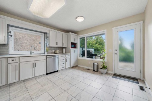 36 Shannon Circle Sw, Calgary, AB - Indoor Photo Showing Kitchen