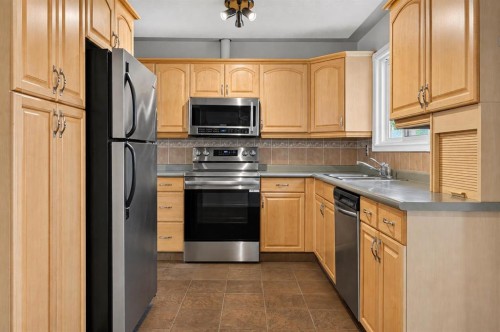 440 Ogden Drive Se, Calgary, AB - Indoor Photo Showing Kitchen With Double Sink