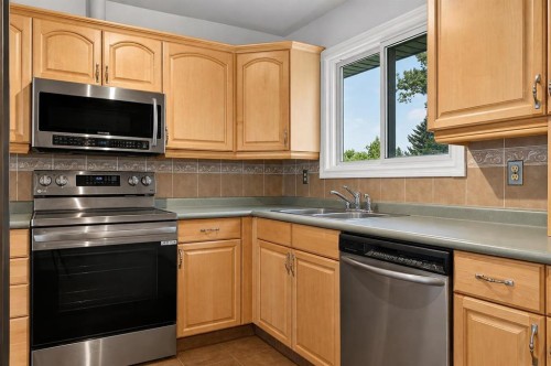 440 Ogden Drive Se, Calgary, AB - Indoor Photo Showing Kitchen With Double Sink