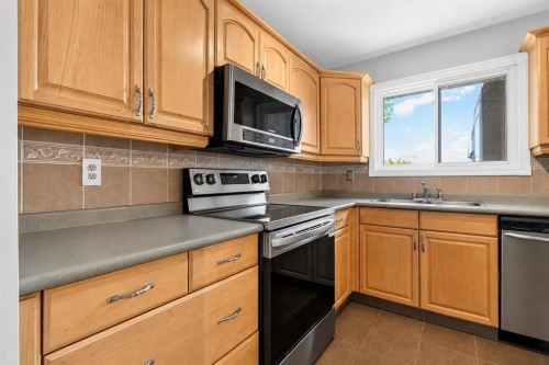 440 Ogden Drive Se, Calgary, AB - Indoor Photo Showing Kitchen With Double Sink