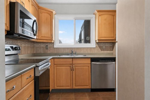440 Ogden Drive Se, Calgary, AB - Indoor Photo Showing Kitchen With Double Sink
