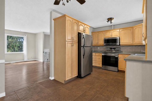 440 Ogden Drive Se, Calgary, AB - Indoor Photo Showing Kitchen