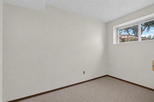 440 Ogden Drive Se, Calgary, AB - Indoor Photo Showing Other Room