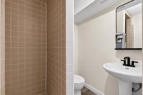 440 Ogden Drive Se, Calgary, AB - Indoor Photo Showing Bathroom