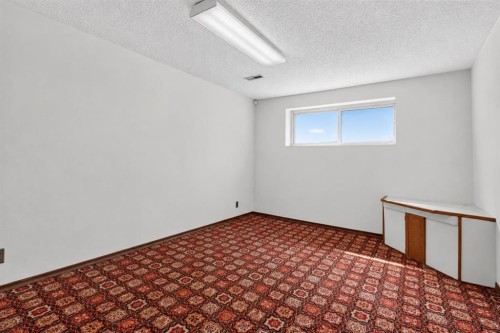 440 Ogden Drive Se, Calgary, AB - Indoor Photo Showing Other Room