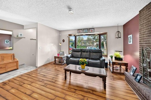 6432 Rundlehorn Drive Ne, Calgary, AB - Indoor Photo Showing Living Room