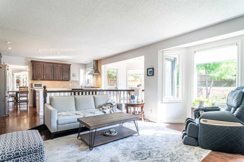 307 Woodhaven Bay Sw, Calgary, AB - Indoor Photo Showing Living Room