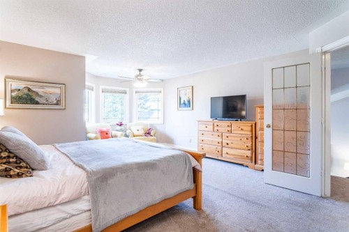 307 Woodhaven Bay Sw, Calgary, AB - Indoor Photo Showing Bedroom