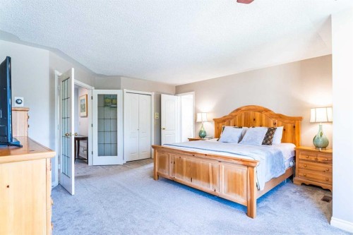 307 Woodhaven Bay Sw, Calgary, AB - Indoor Photo Showing Bedroom