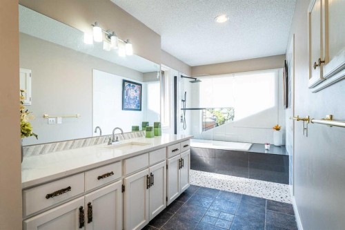 307 Woodhaven Bay Sw, Calgary, AB - Indoor Photo Showing Bathroom