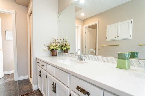 307 Woodhaven Bay Sw, Calgary, AB - Indoor Photo Showing Bathroom