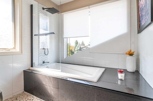 307 Woodhaven Bay Sw, Calgary, AB - Indoor Photo Showing Bathroom