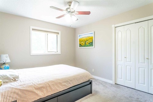 307 Woodhaven Bay Sw, Calgary, AB - Indoor Photo Showing Bedroom