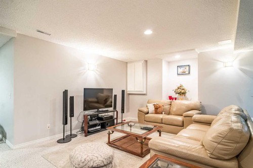 307 Woodhaven Bay Sw, Calgary, AB - Indoor Photo Showing Living Room